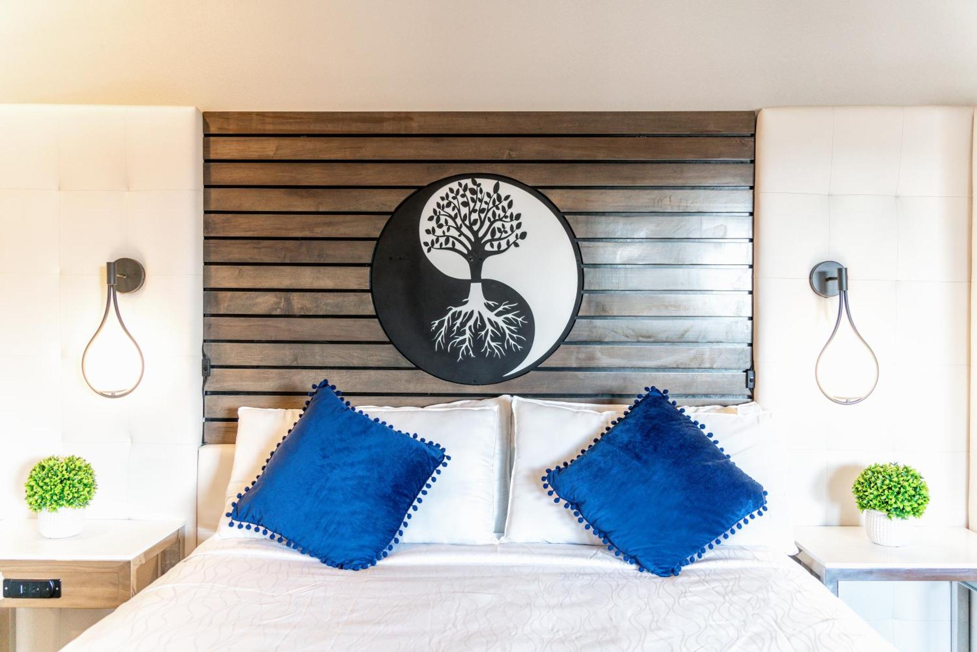 Aspire Inn Studios & Spas Bellflower Bagian luar foto