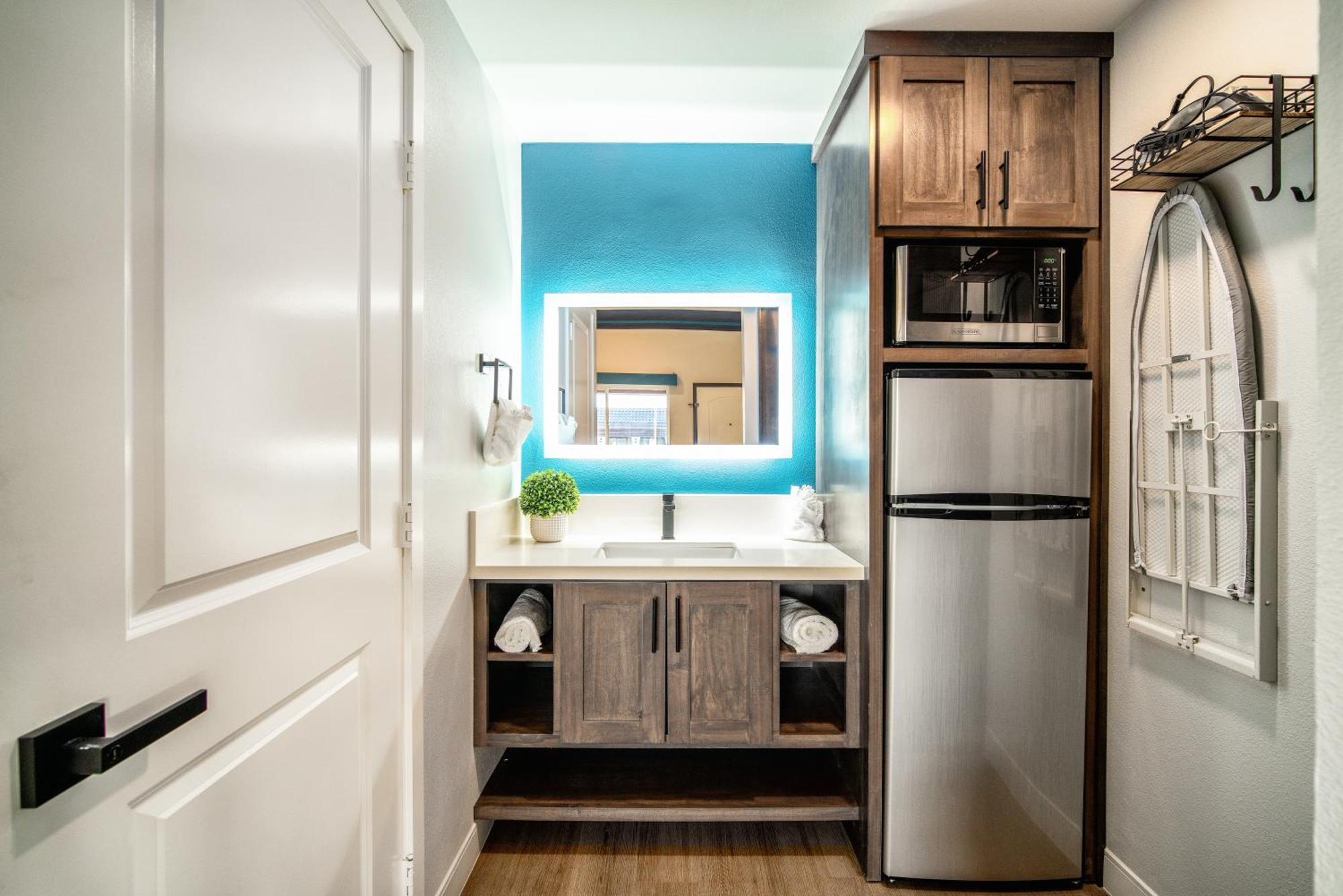 Aspire Inn Studios & Spas Bellflower Bagian luar foto